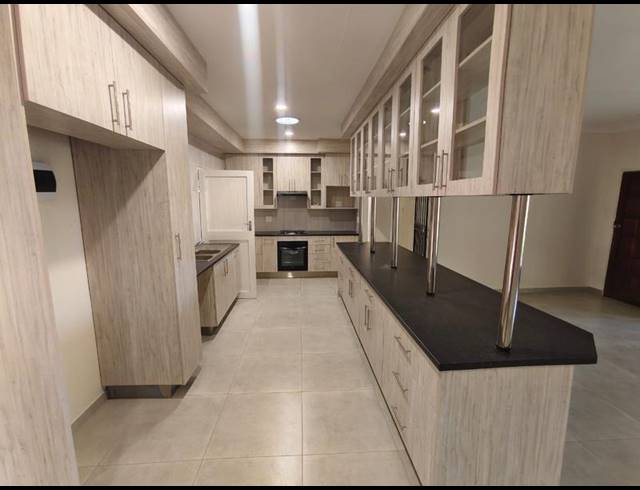 4 BEDROOM HOUSE FOR SALE IN SINOVILLE